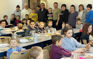Waisenkinder aus Meriupol (Ukraine) mit Betreuern